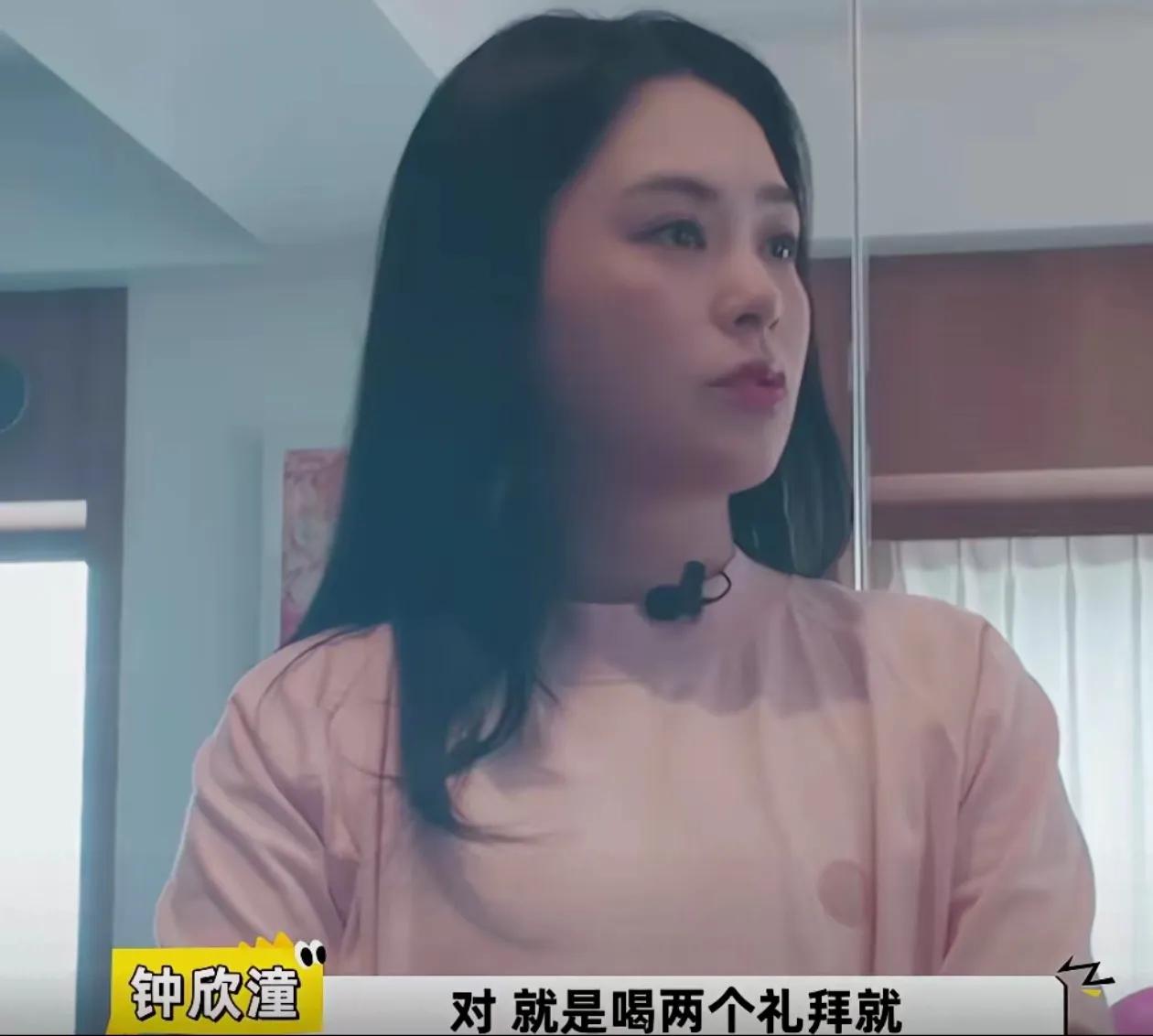 44岁的阿娇还想怀孕生子，她现在独居在北京200多平的豪宅中，每天猫狗相伴，家中