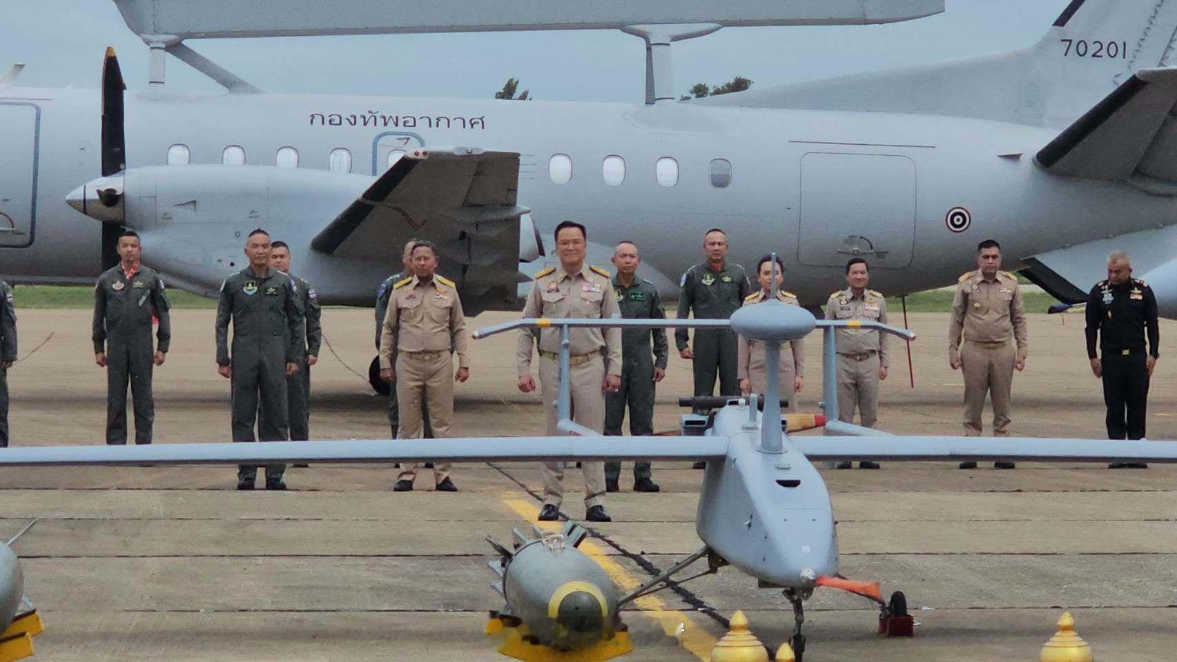 泰国总理阿努廷亲自驾驶，索卡塔TBM930公务飞机，访问呵叻府第一空军联队视察
