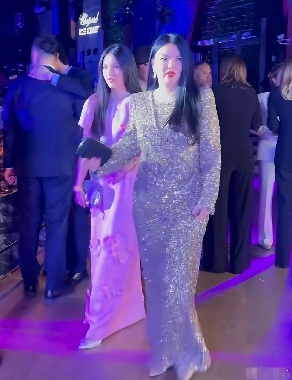 李湘这次真瘦出圈了！哈尔滨银裙亮相、晚宴金礼服闪耀，生图里腰身都出来了，和之前被