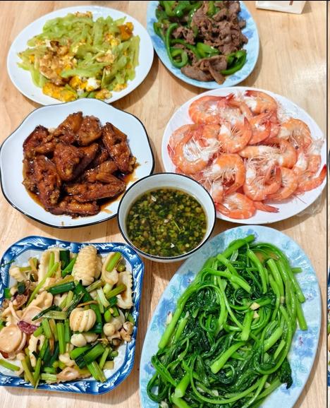 因为一盘菜，我躲进屋里没上桌。今天婆婆买了虾，问我和小姑子想咋做。我兴冲