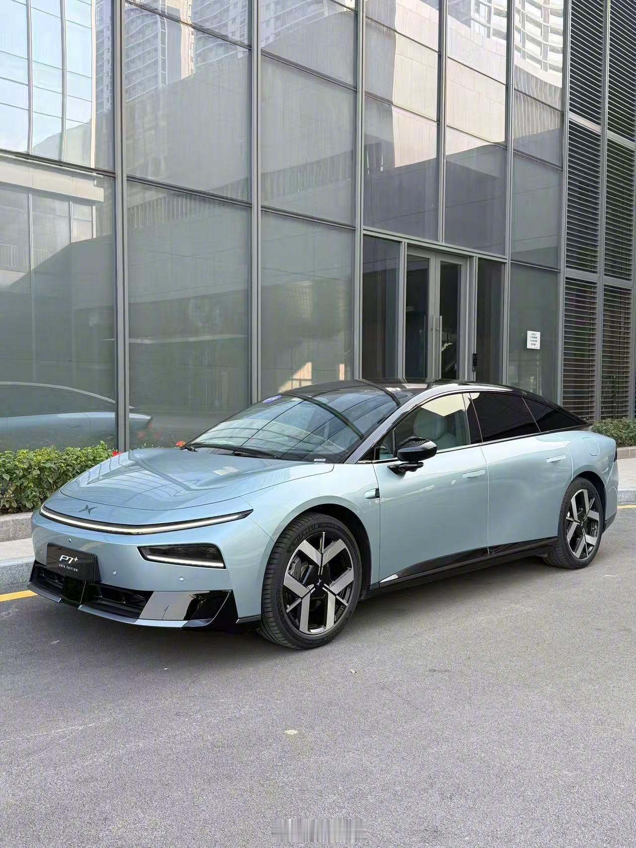 蓝外蓝内P7+好清新，外观内饰都精致了很多，正！新款小鹏P7+即将全球36国发布