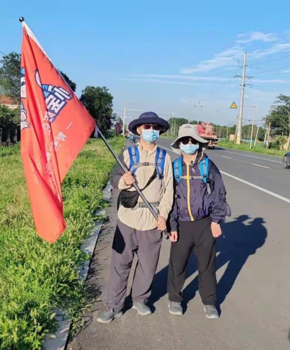 青岛一位父亲带10岁儿子徒步去西安，全程1200公里，每天要走30多公里，“我和