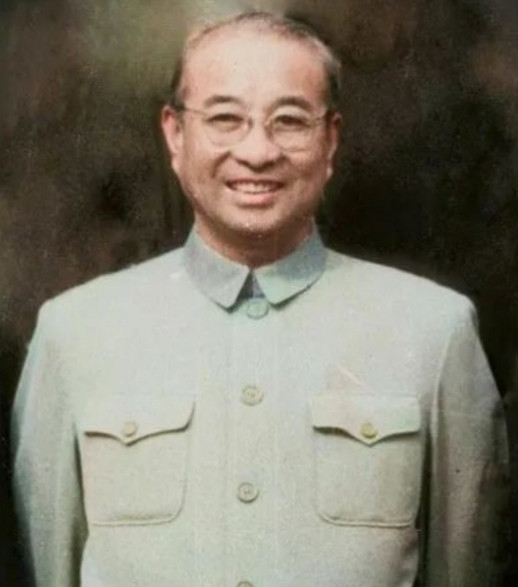 1955年9月27日授衔仪式上，当毛主席走到陈赓面前时，说：“你陈赓当大将了，而