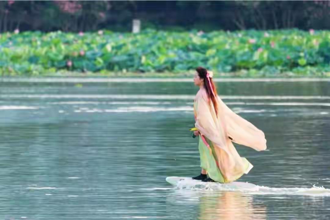 “剑起长江水，惊鸿落人间”——武汉14岁少女小区晨练，一剑劈开3000万流量！