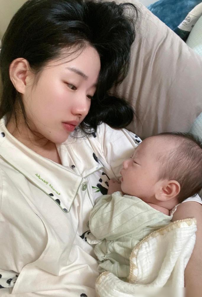 我坐月子25天婆家没人露面，我没抱怨，满月第7天，丈夫来问：明天带孩子回家吃饭，