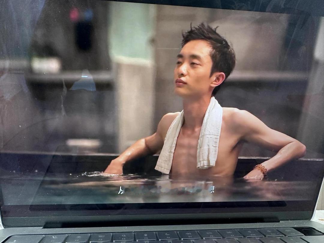 白宇帆这个身材真让人惊叹，他竟然练出了八块腹肌