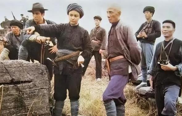 1951年，解放军24名精英战士深入大瑶山，搜捕黄埔军校巨匪甘兢生，但苦苦搜寻多