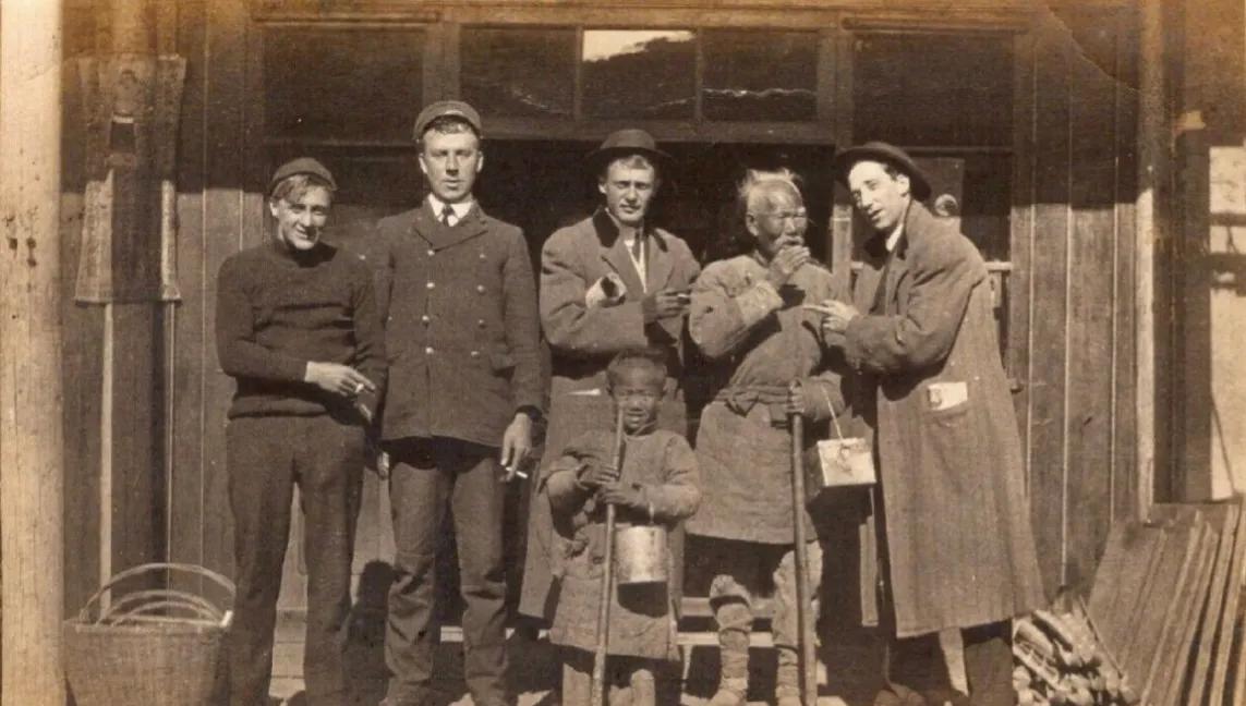 1912年，洋人轻蔑捉弄中国贫民，对老者竖中指。晚清积弱，列强横行，连日本都敢侵