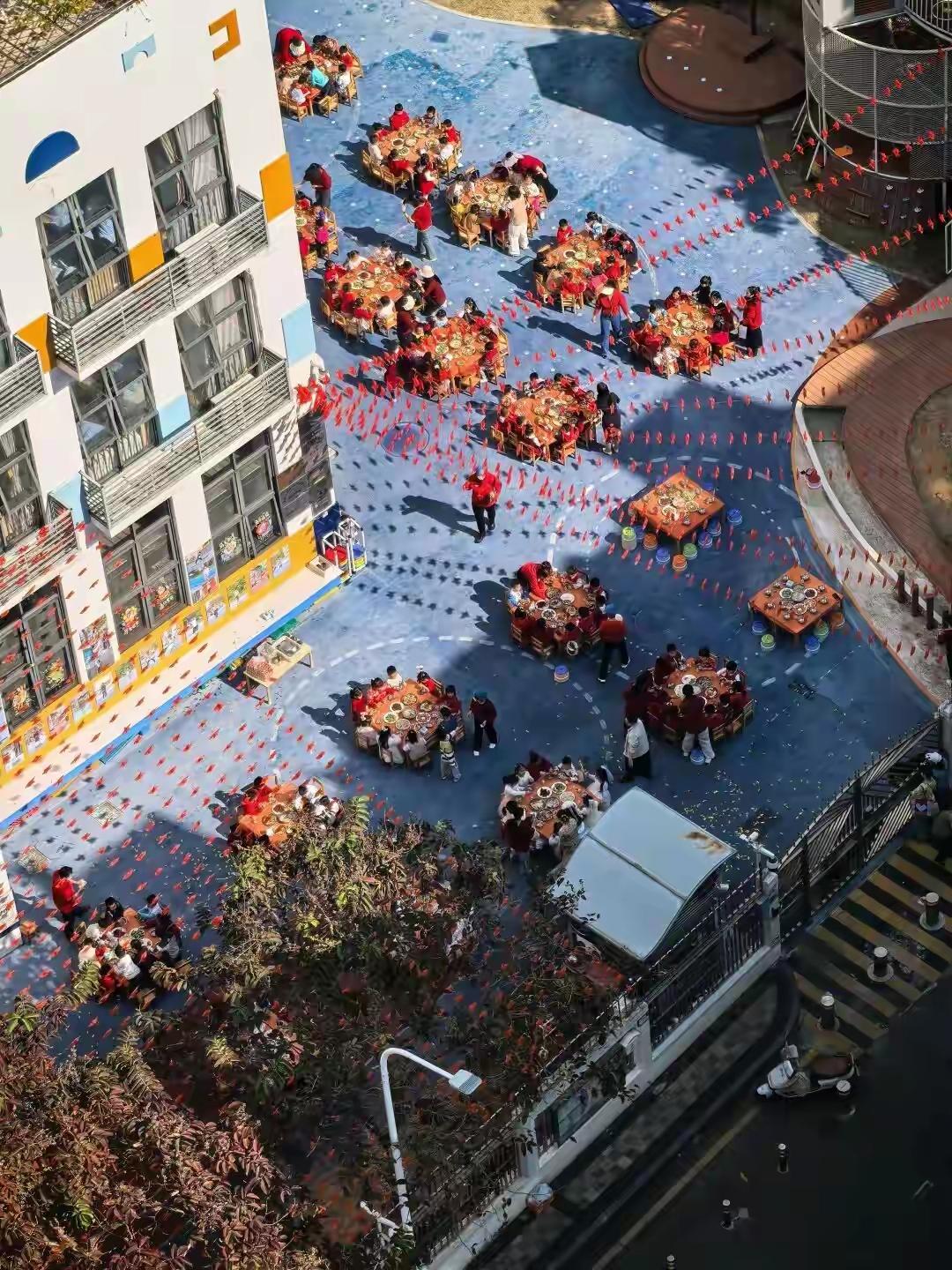 深圳一老师在幼儿园内办婚礼，全园孩子都来迎亲吃席，家长：4岁娃第一次参加婚礼，很