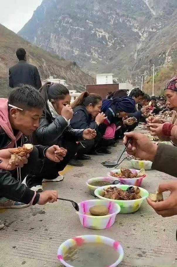 如何看待这种吃饭的风俗……该不该废除？