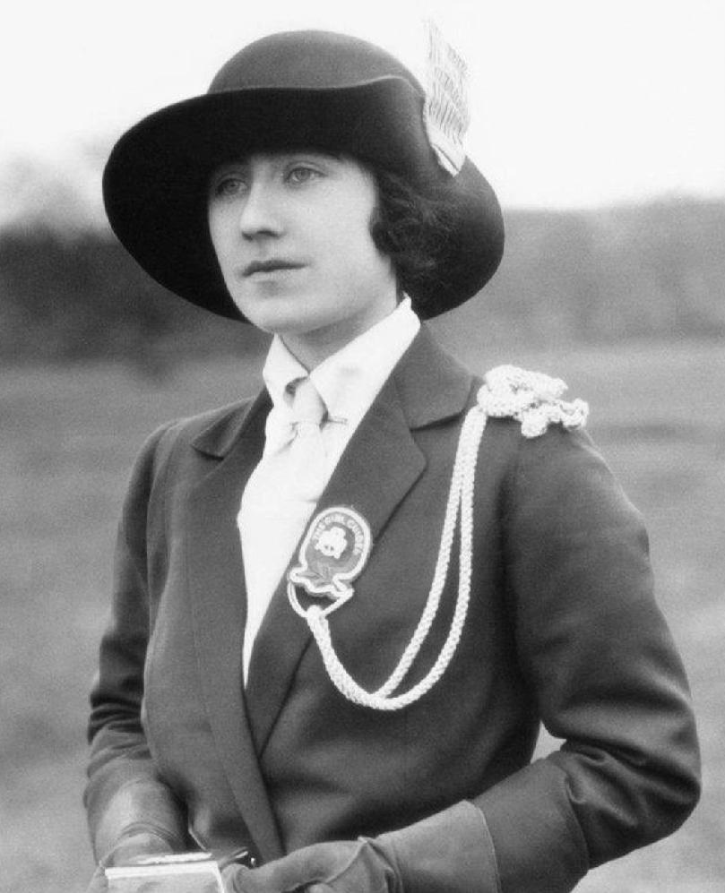 伊丽莎白王太后活了101岁，她身材娇小偏富态，曾被戏称为“苏格兰厨子”。她却凭