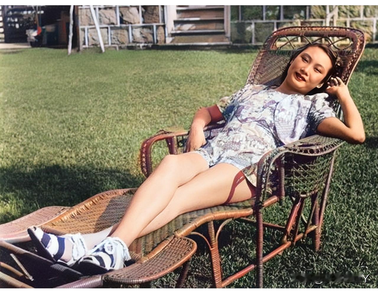 民国第一美女胡蝶，1933年躺在藤椅上的珍贵留影。时年25岁，笑容婉约，美貌如仙