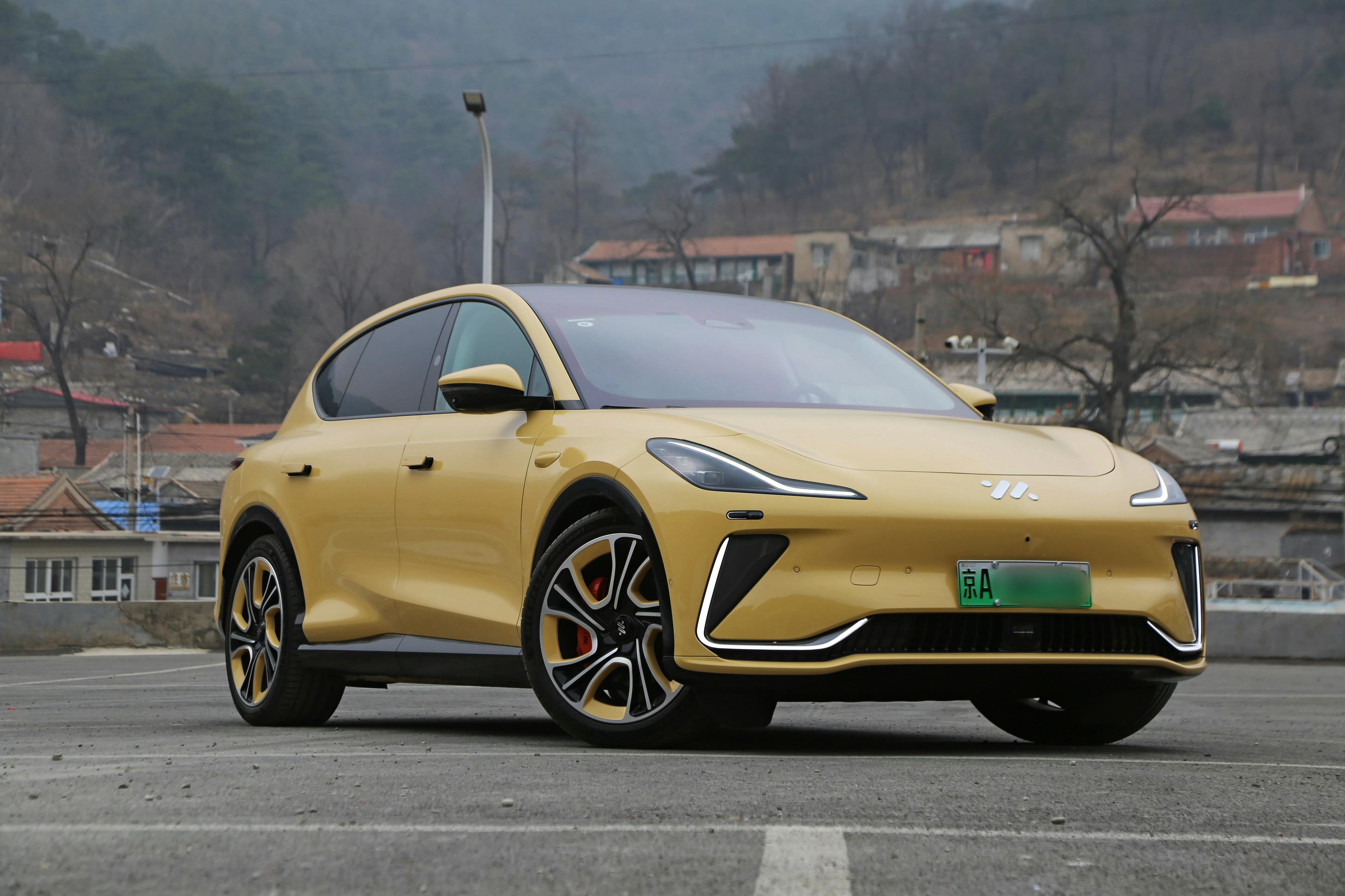 两年前，智己LS7起售价30万，顶配要卖到45万两年后，更高级别的LS9预售只要