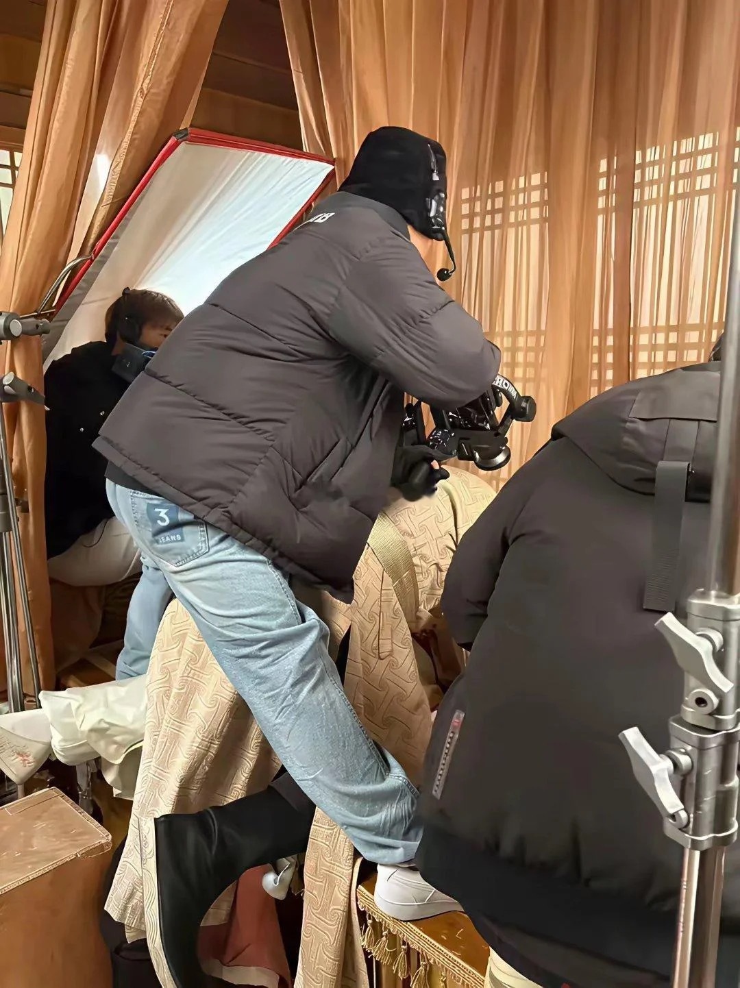 怪不得人家能当演员，要是谁骑我身上这么拍，我真会笑晕过去