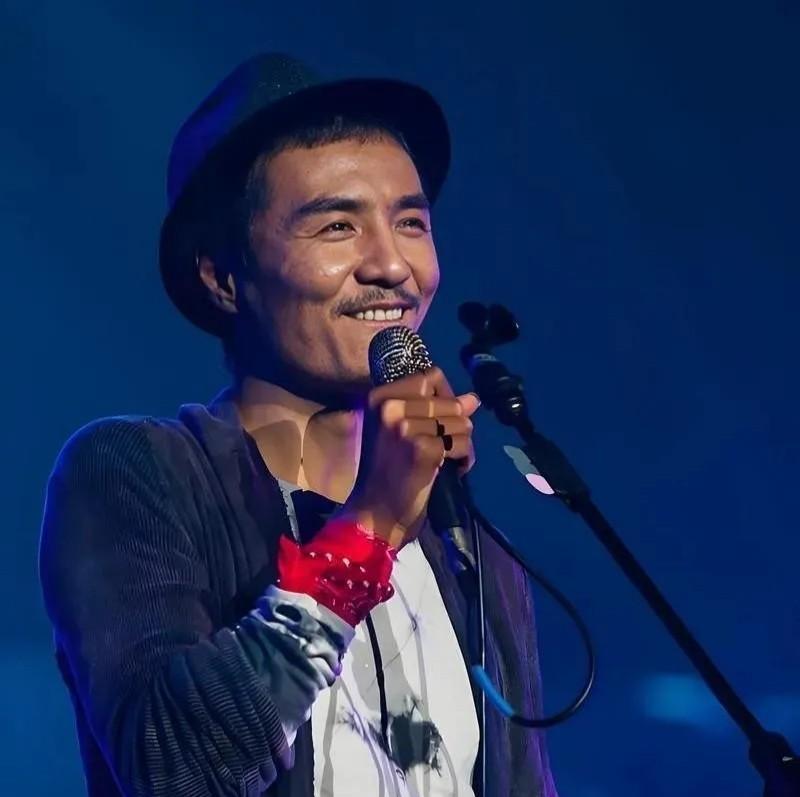 1998年，朴树的母亲对他说：“你已经在家啃老5年了，要不要出去刷盘子养活自己？