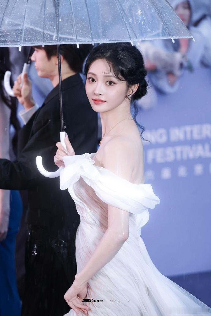 周洁琼首次参加北影节周洁琼美成这样啥意思是谁被周洁琼的北影节首秀美到说不出话？