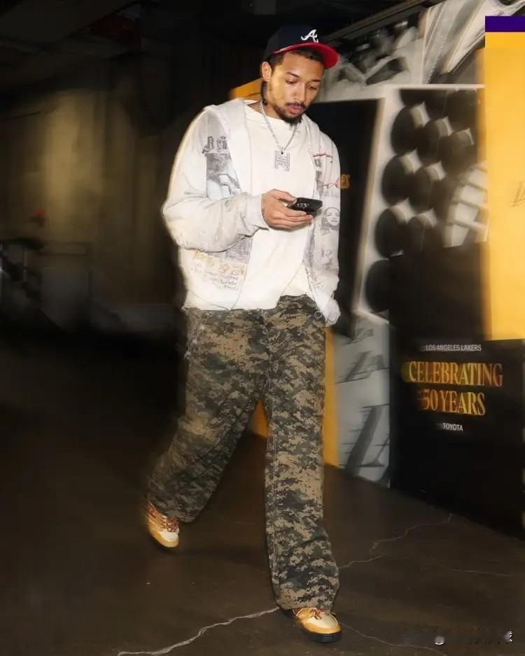 湖人小将史密斯真是太想得分了！在今天湖人主场以110：93大胜猛龙的比赛中，史密