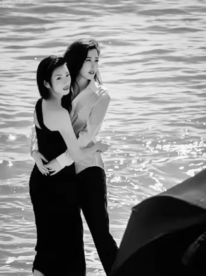 当47岁曾黎和42岁万茜同框，你就知道保剑锋没有说谎曾黎真的很美​​​