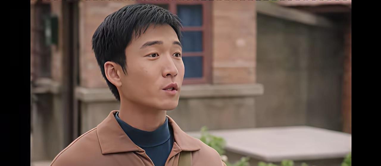 追剧《纯真年代的爱情》有一个奇怪的事，费霆与费家好像不是一样人。他从来不带妻