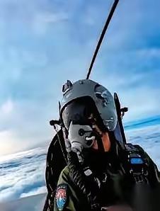 刷到这条新闻，瞬间热血上头。我们的飞行员，孤身驾机，直面一群外机。数量悬