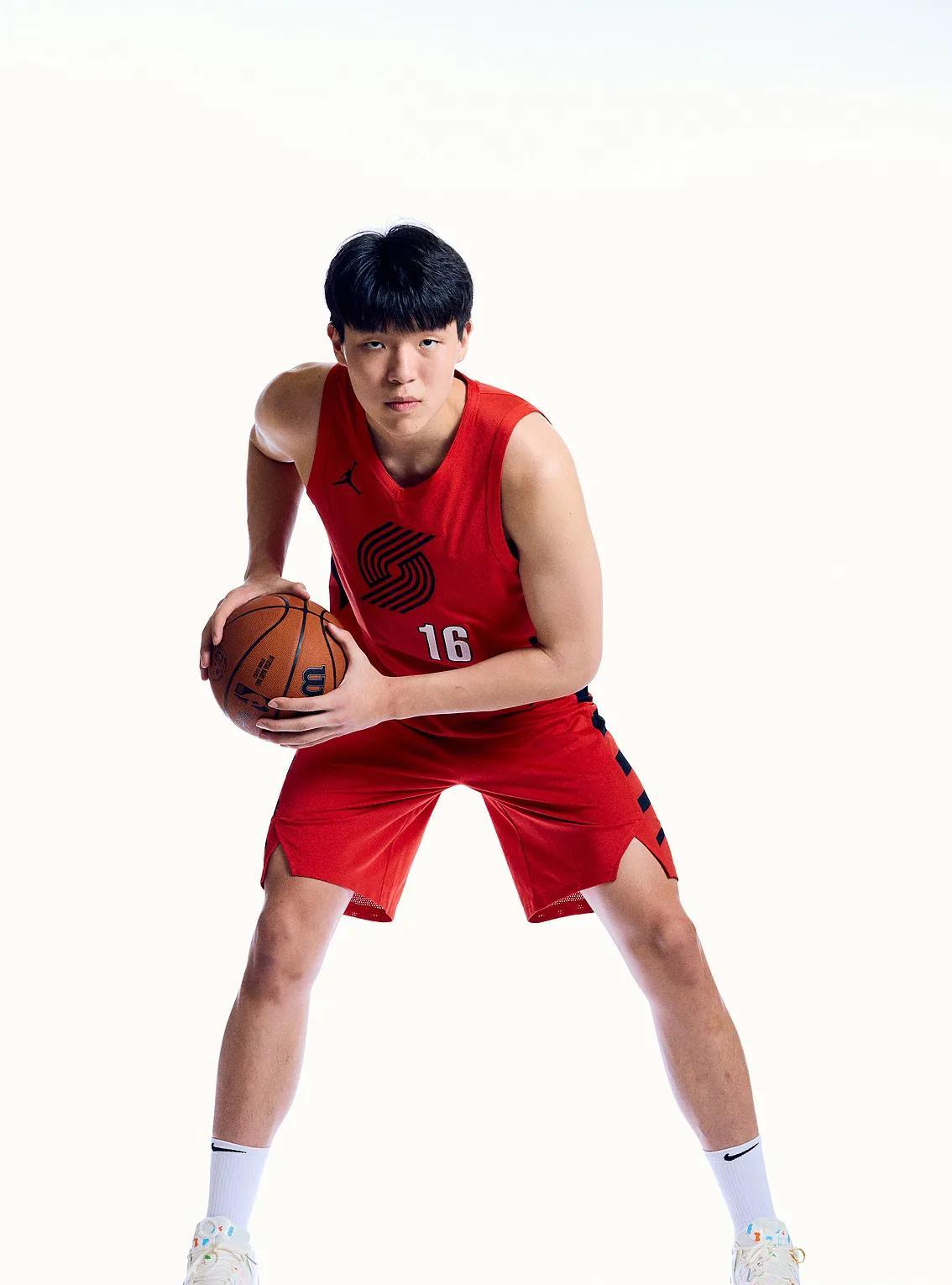 杨瀚森NBA首秀预测：场均6+4+2？开拓者“中国魔术师”能逆袭吗？20岁