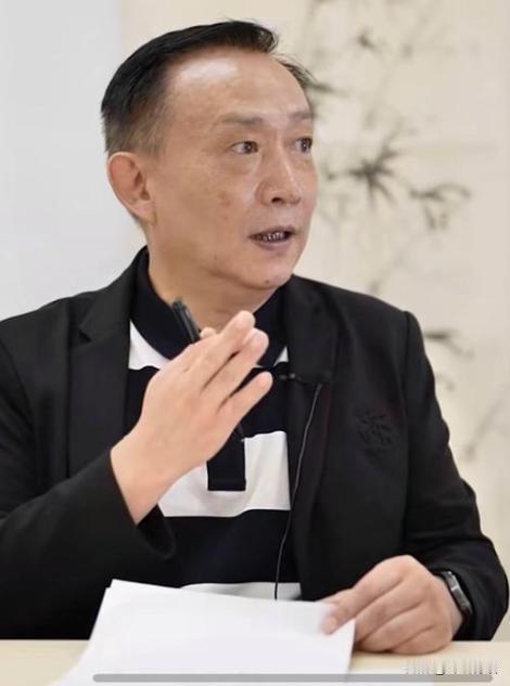 有人想把我们喝的水、用的电、上的网，打包卖给资本。还生怕我们看懂，特地用英文写