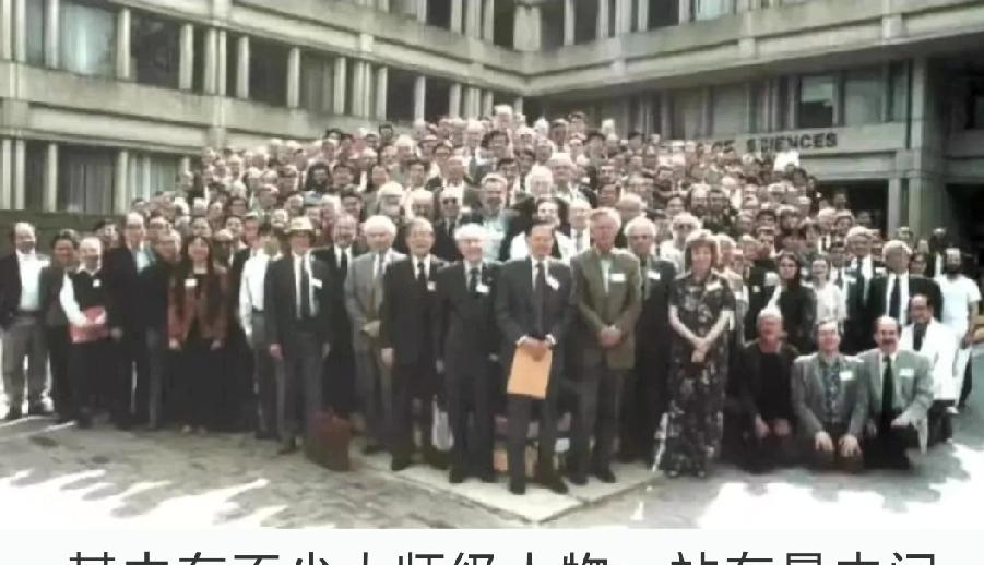 这张照片拍摄的时间是1999年5月，地点是美国纽约州立大学，内容是杨振宁专题学术