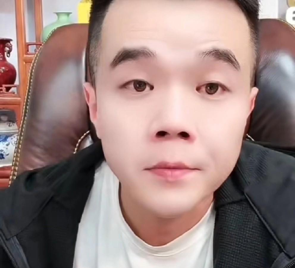 小胖让629离肖天赐远点，这哥们不走正道，吃人血馒头起来的！他