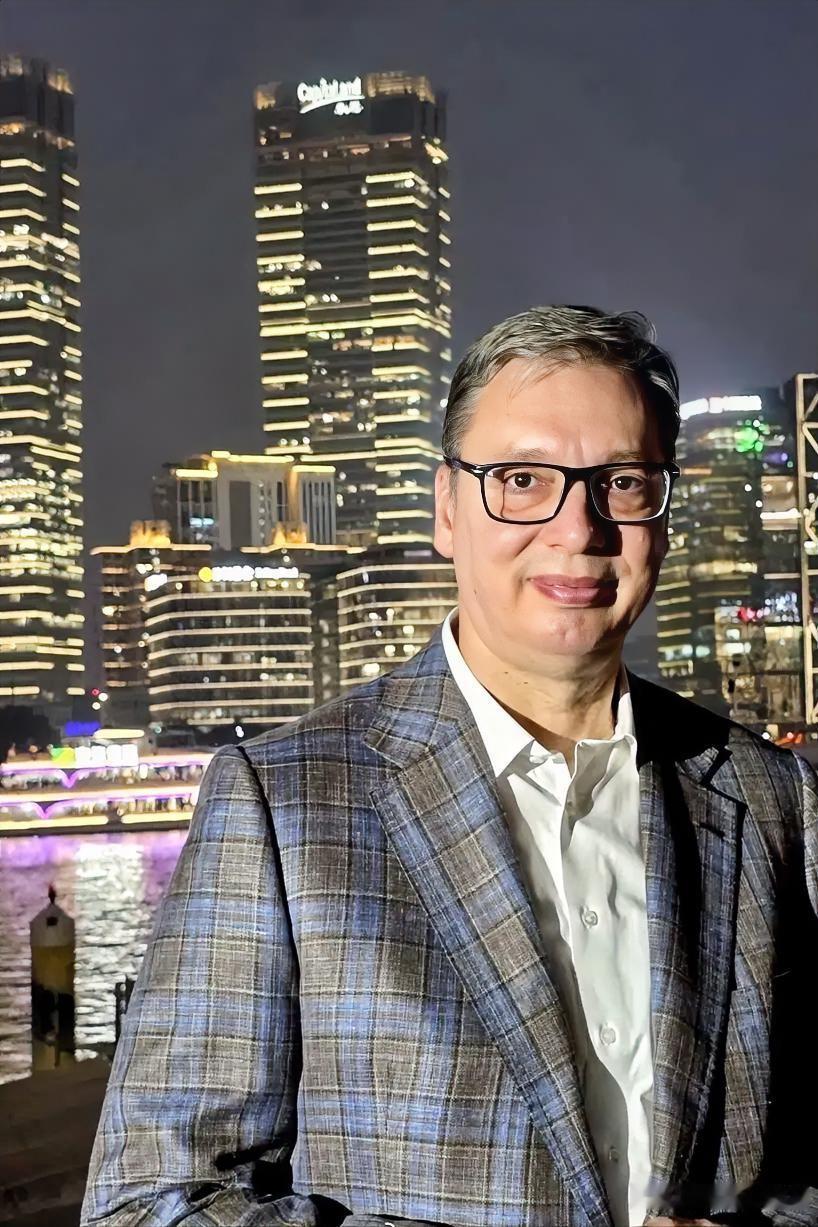 下面是塞尔维亚总统武契奇欣赏夜景的照片。这个地方是黄浦江，吹吹黄浦江的晚风，真