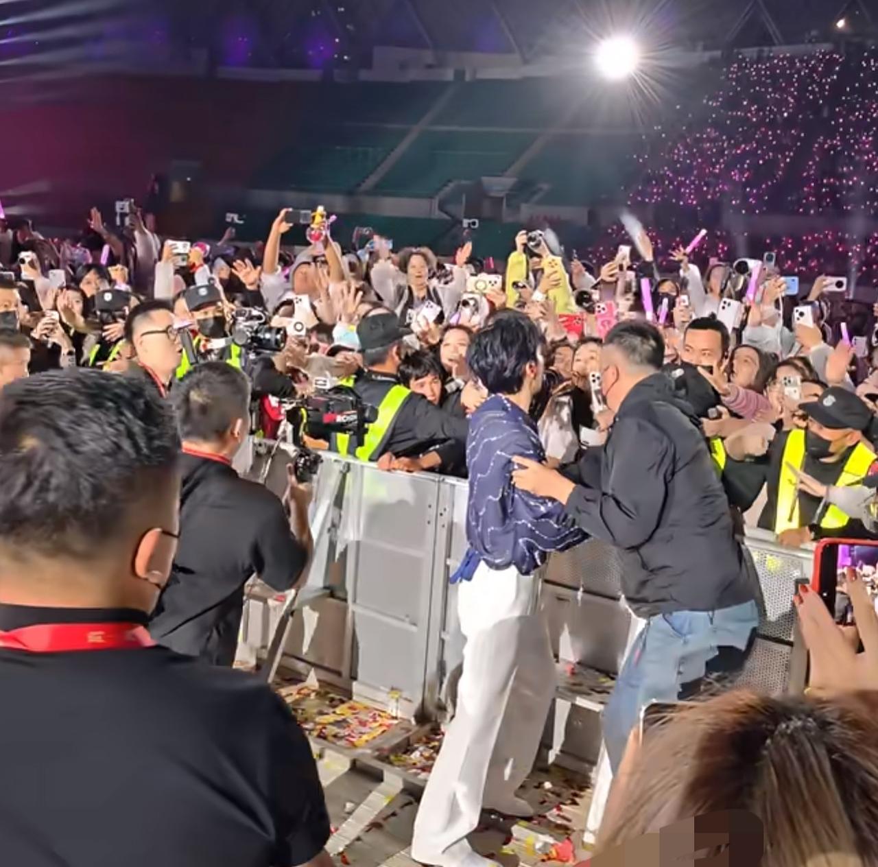 笑死！陈楚生下台互动拦不住，与小沈阳经典小品梦幻联动了刷到这段视频，笑不活了