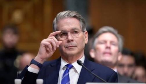 美国到现在才反应过来：原来中国从一开始就没打算掀桌子，而是顺着美元的规则，把它赖