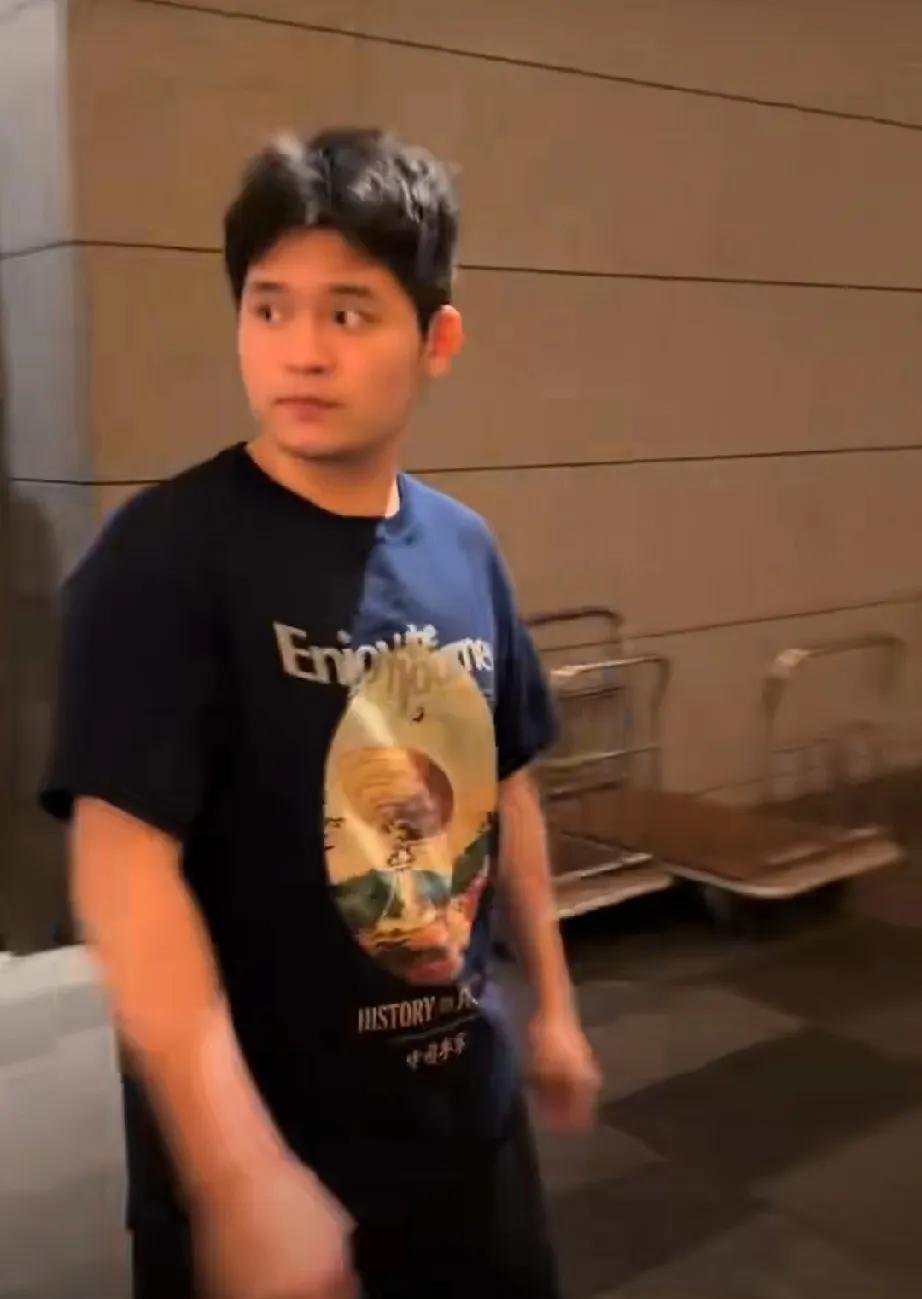 日本横滨，昨晚吃完饭后回酒店的林诗栋和黄友政，被人说两人穿了一双情侣拖鞋！今天