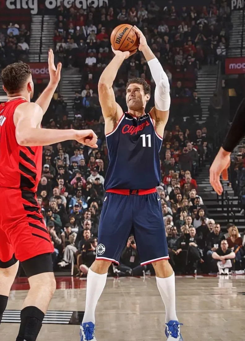 快船大胜开拓者！正式扬帆起航！1，三连胜期间快船限制对手得分99.7分，说明