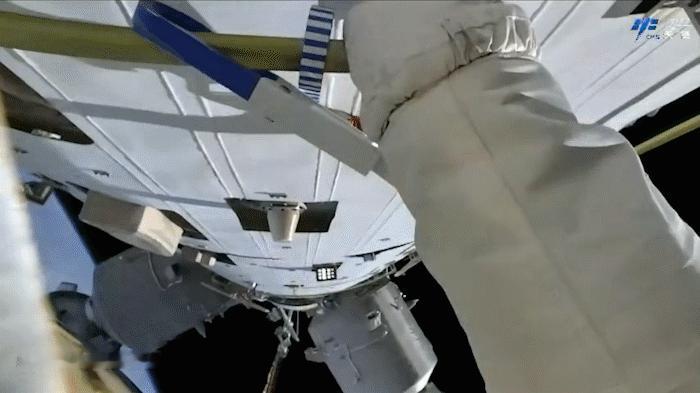 太空中的“两艘神舟飞船”首次同框，若不是意外，短时间内看不到神舟20号飞船