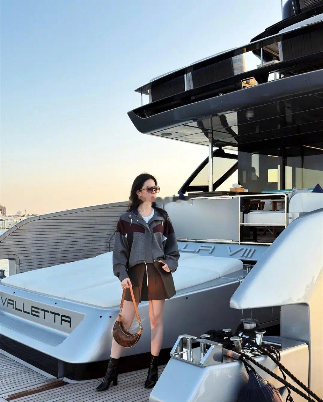 刘亦菲在豪华邮轮上玩自拍，简直美炸了！自信松弛感十足，颜值超高，美得让人移不开眼