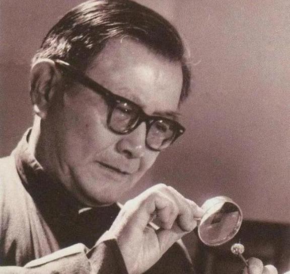 1954年，一批犹太商人想把原子弹的浓缩铀卖给我国。周总理立即找来一位科学家验货