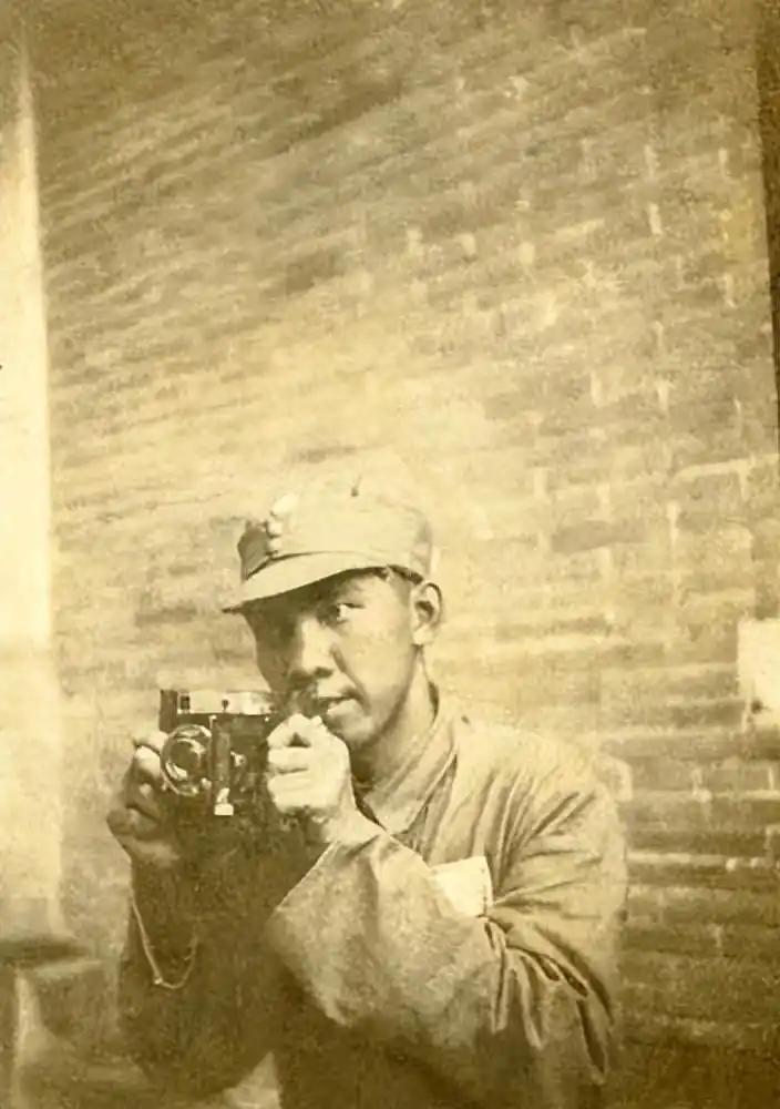 抗战时，八路军著名的战地摄影家沙飞在日本人驻扎过的村子里，发现了煮在锅里的两个孩