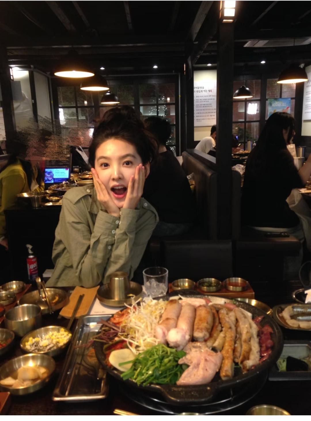 章若楠，这才是巴掌脸。