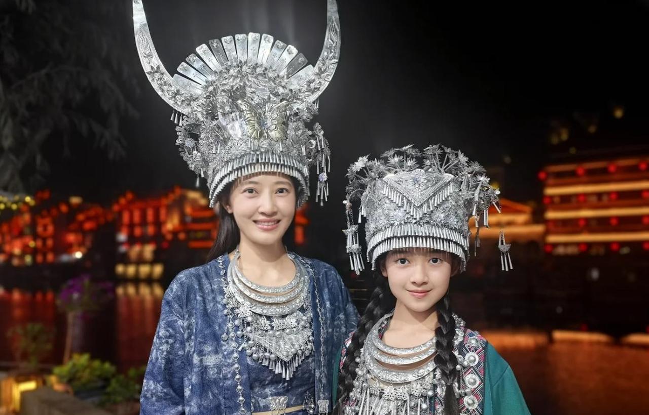 聂远11岁女儿真是个美人胚子！感觉这颜值早已远超爸爸妈妈了，一身绿紫色少数民族服