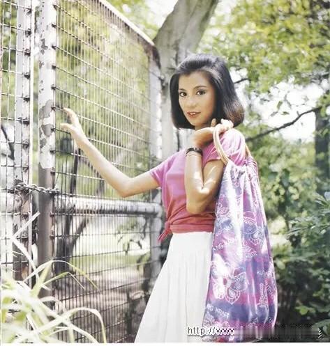 背着包包的翁美玲👜💖80年代的时尚Icon阿翁一身清新搭配挎着花包站
