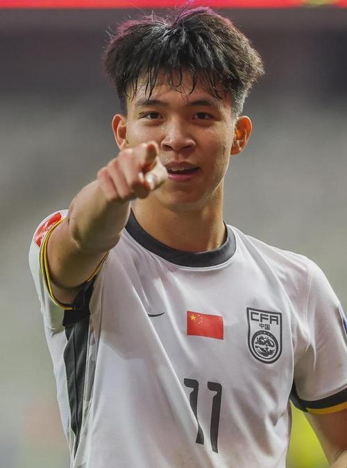 国足赢球后：王钰栋一个举动让队友“乐开了花”！王钰栋在3-0赢了越南以后，