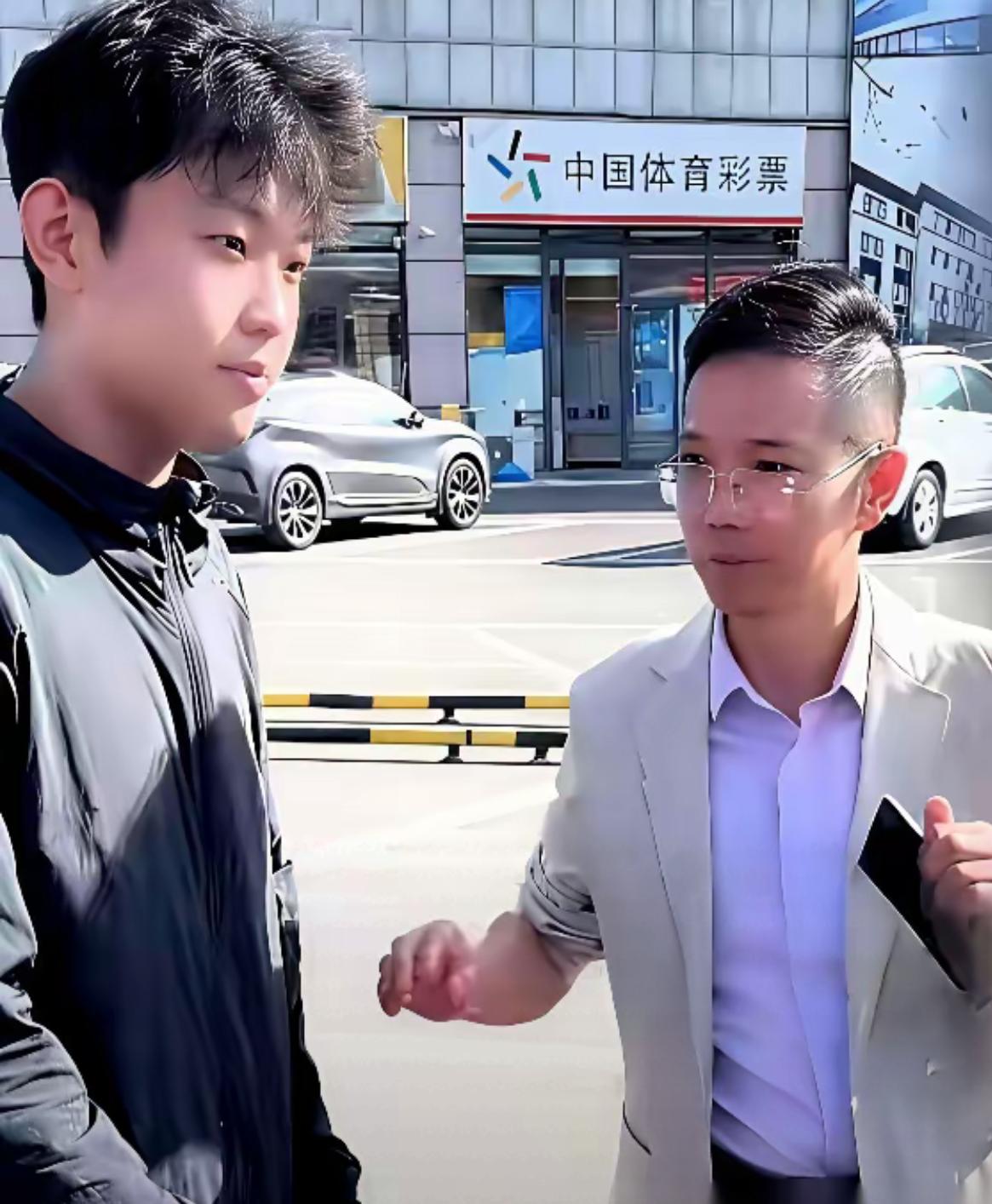李律对这些阿哥的态度！一众阿哥像苍蝇一样围在李律周围，美其名曰偶遇，怎么不是刻