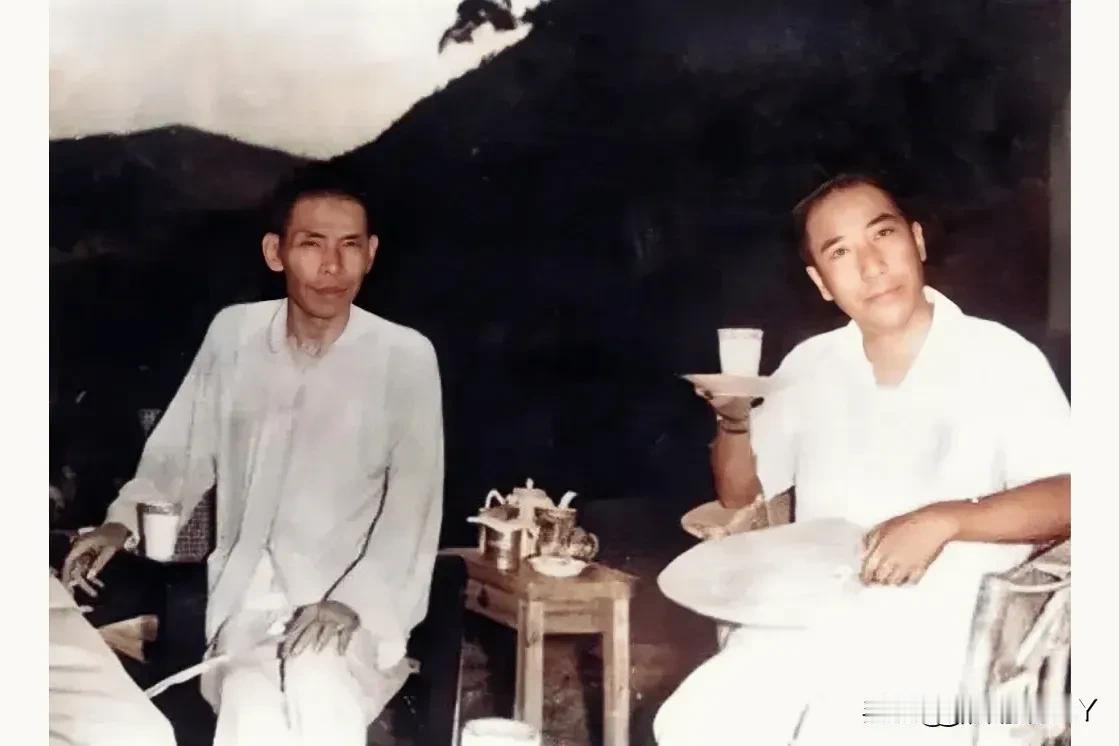 上世纪30年代，上海，军统头子戴笠与“上海青帮三大亨”之一的杜月笙的合影老照片
