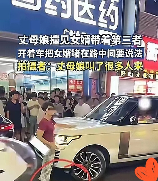 广州七夕夜，一台白色路虎揽胜被保时捷卡宴当街拦停，场面堪比大片！原配妻子冷静站在一旁，而车内女婿竟连
