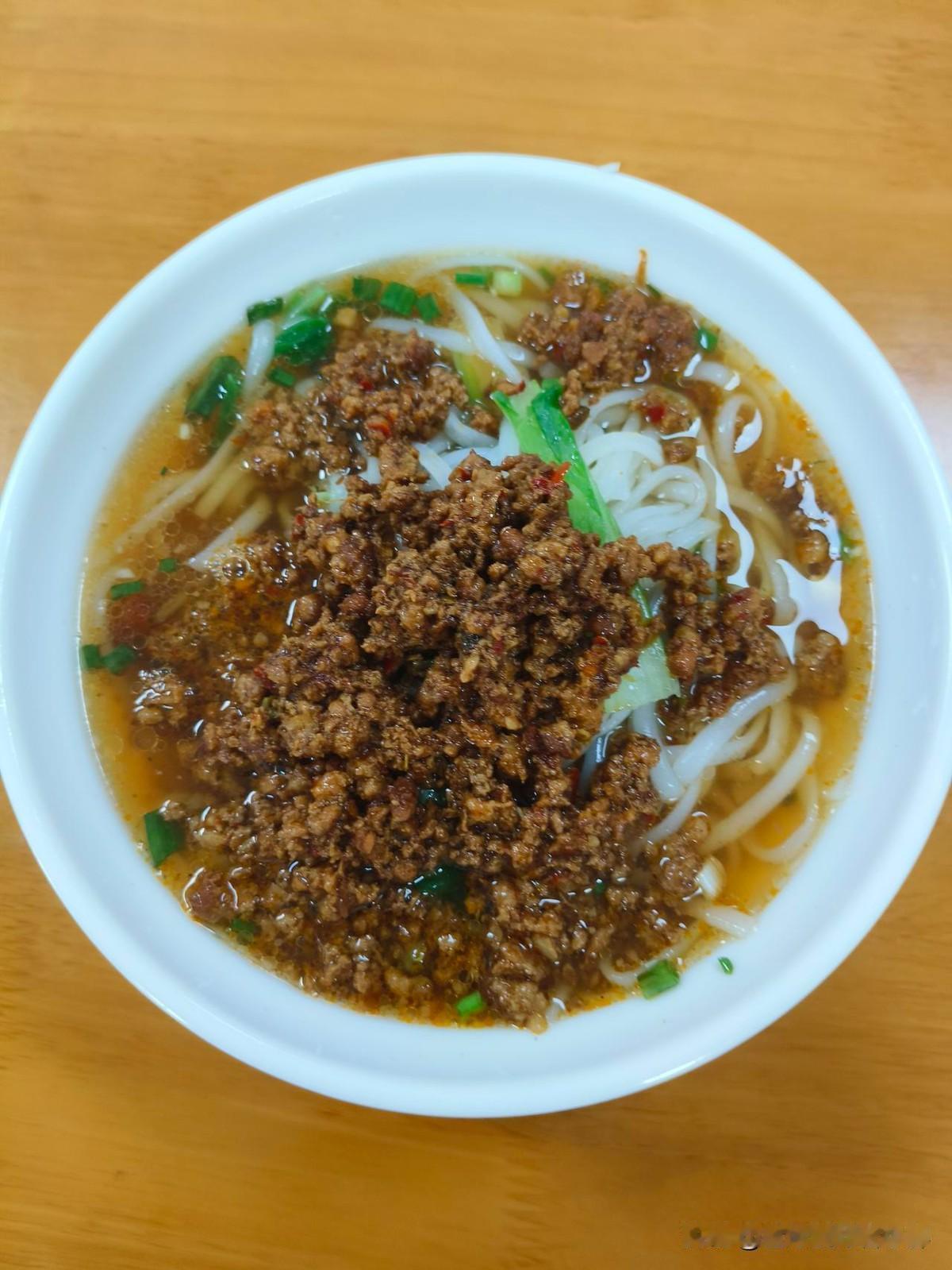 有评论说，隔壁床72岁的大爷因为护士早上抽了3管血，从早上骂到中午。砸水杯的那