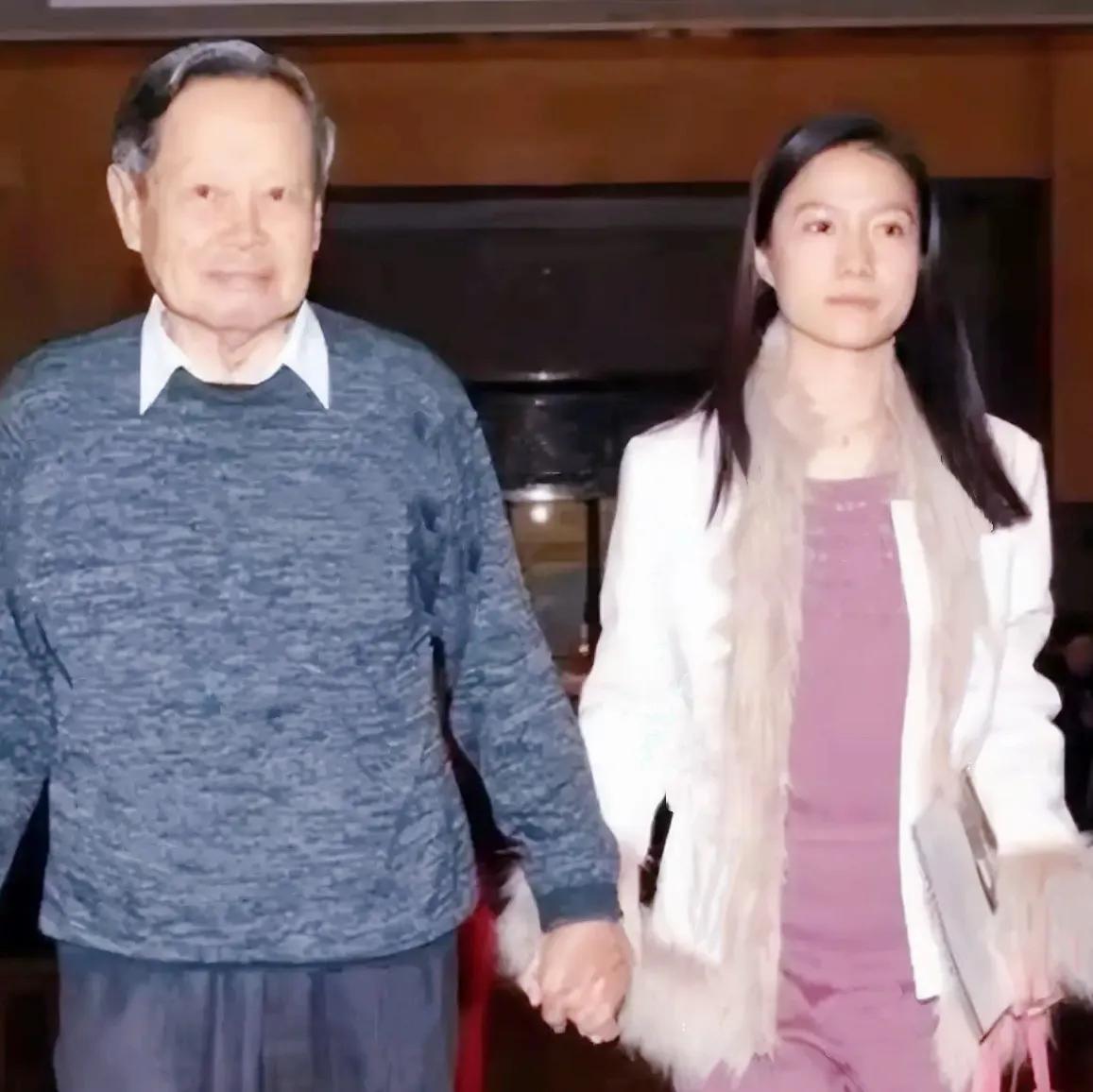 有人问翁帆“听说你和杨先生分床睡?”她一句话戳破了所有猜测,实在得让人心里一