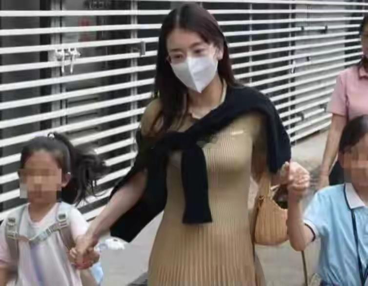 郭富城老婆挺孕肚送俩女儿开学，方媛打扮优雅个子不高不像有160，可能是拍照角度问