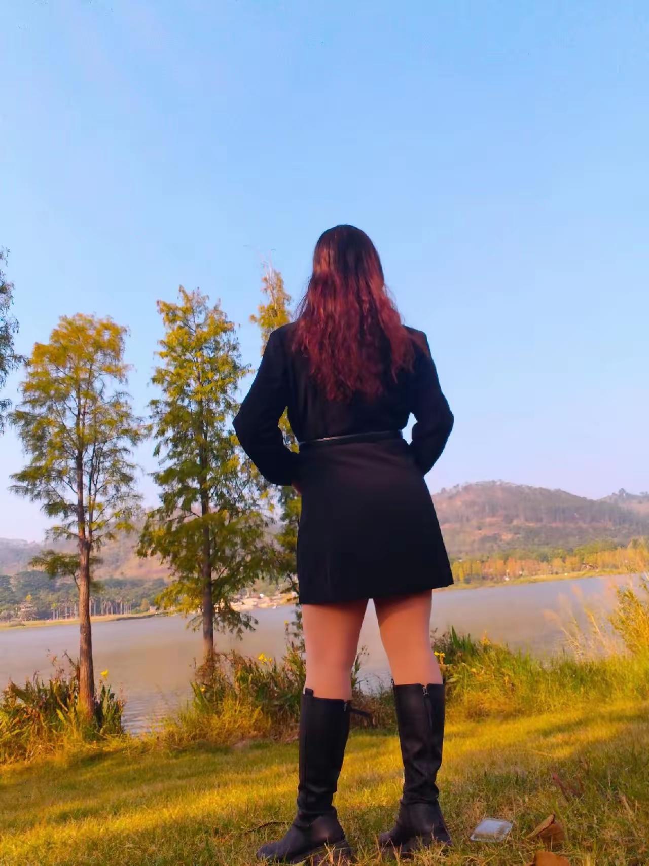 长发随风、湖水荡漾，仿佛时间都静止了，这样的风景，谁看了能不心动呢？