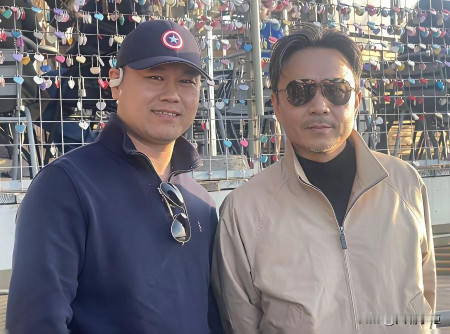 春节期间，有网友在美国偶遇汪涵，疑似独自一人在旅行。另一边，杨乐乐也是独行回重