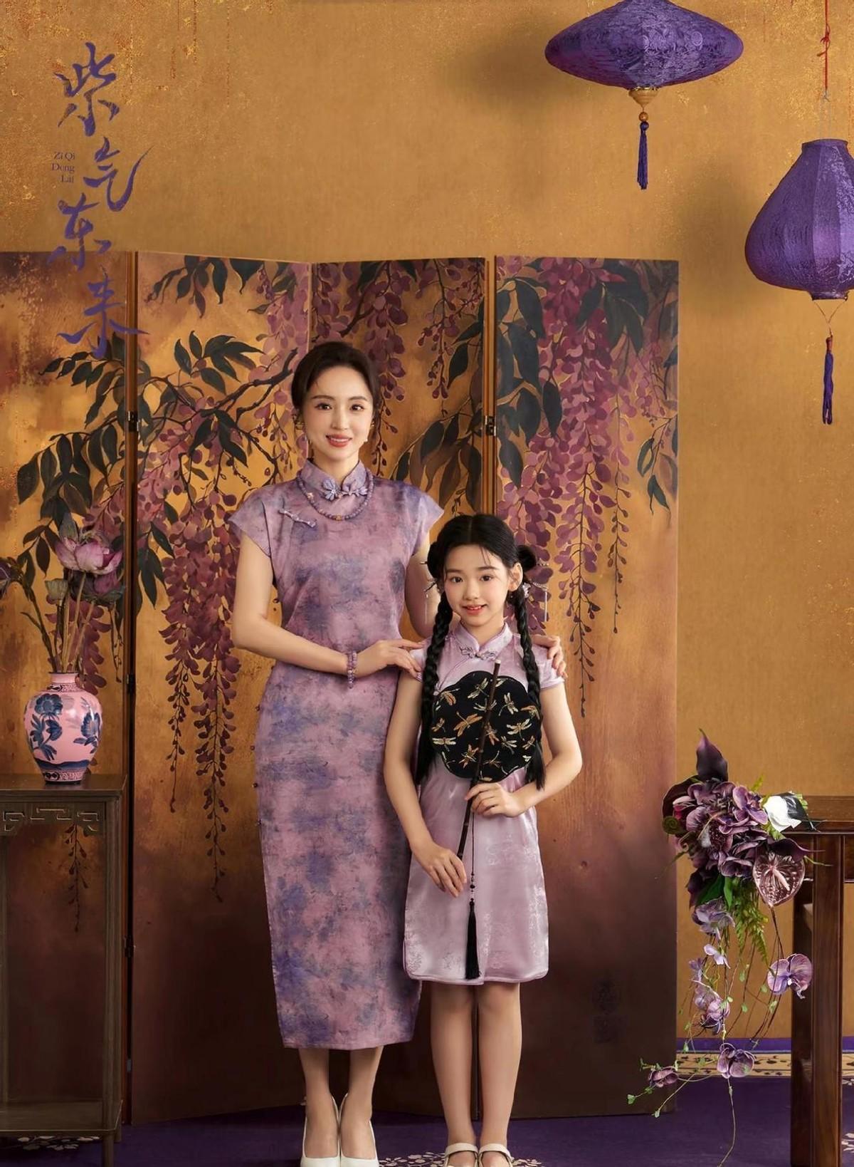 董璇新年晒照，小酒窝一身紫色旗袍惊艳全网，这哪是晒娃，分明是晒艺术品。都说星二